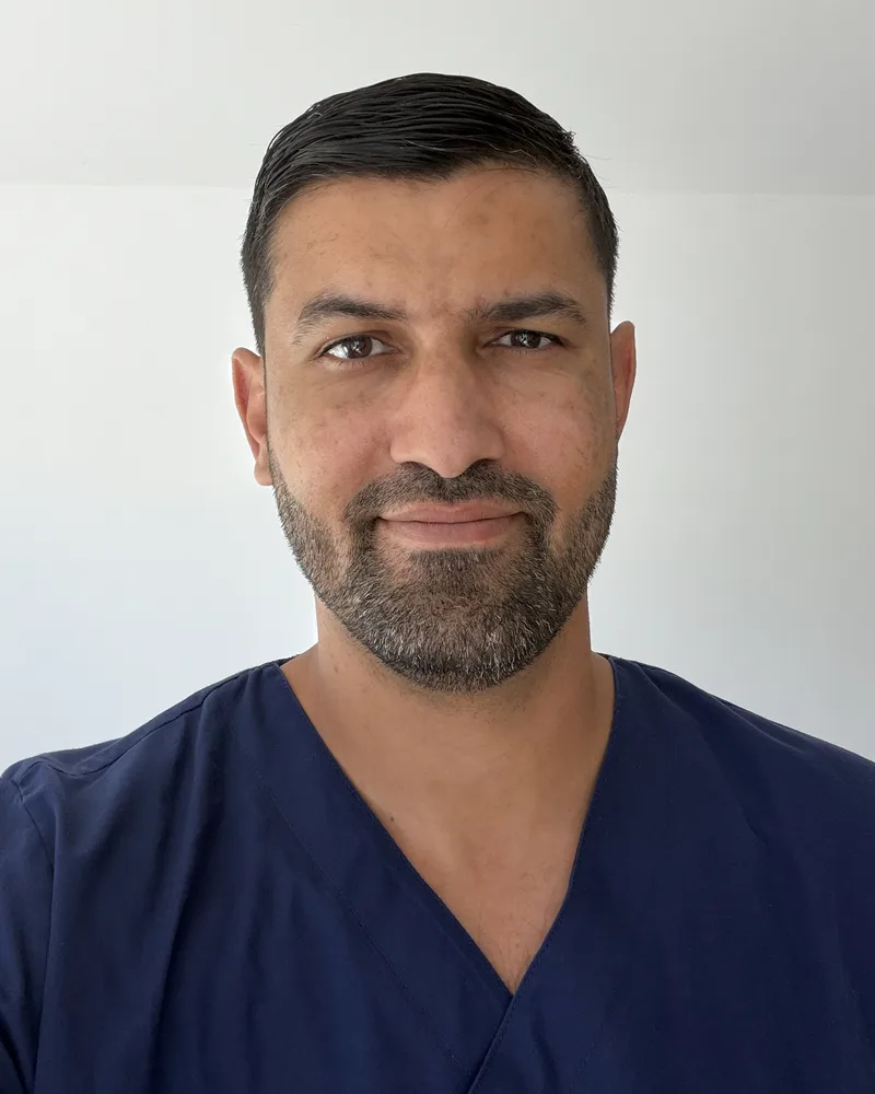 Portrait du Dr Fakhreddine Tighza en tenue de soin